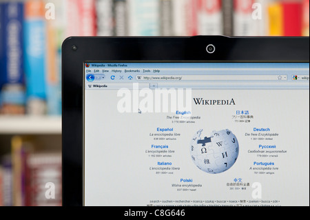 Le site Web Wikipedia tourné contre un meuble en arrière-plan (usage éditorial uniquement : -Print, télévision, e-book et le comité éditorial du site). Banque D'Images