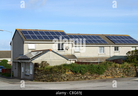 Des panneaux solaires installés sur les maisons du conseil de Redruth, Cornwall, uk Banque D'Images