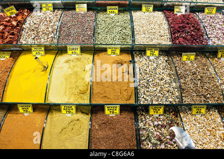 Épices et thés à la vente sur le marché aux épices, Istanbul, Turquie Banque D'Images