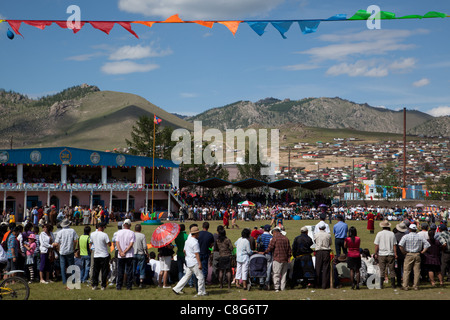 Au Naadam Tsetserleg la lutte est en cours dans le stade observé par de nombreux habitants. Banque D'Images