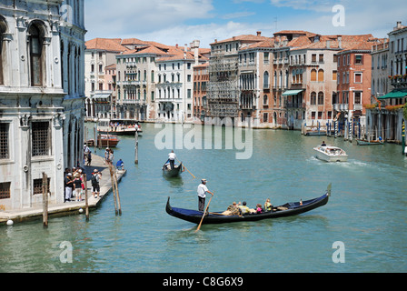 Bateaux et gondoles sur le Grand Canal de Venise, Italie. Banque D'Images