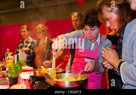 Paris, France, groupe de personnes travaillant en cuisine les femmes françaises en classe de cuisine au salon d'automne, 'Grelinette et cassolettes', curry de poulet, festival de nourriture, gastronomie française, les gens partageant de la nourriture Banque D'Images
