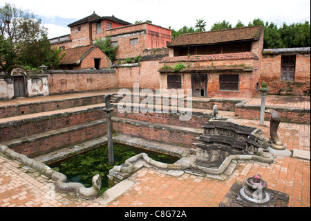 Au sein de la Naga Pokhari Palais Royal complexe, Durbar Square, Bhaktapur, Vallée de Kathmandou, Népal, Asie Banque D'Images