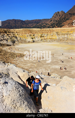 Quelques touristes au coeur de Stefanos cratère, dans le volcan de Nisyros island, Grèce. Banque D'Images