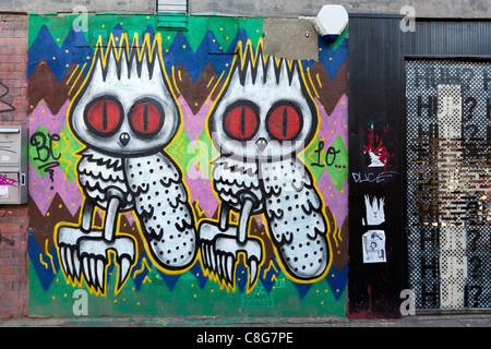 Street Art Par Dscreet, chouettes peinte sur un mur, Spitalfields, Londres, Royaume-Uni. Banque D'Images