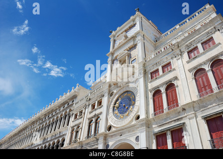 La Clocktower (Torre dell'Orologio) sur la place San Marco à Venise, Italie. Banque D'Images