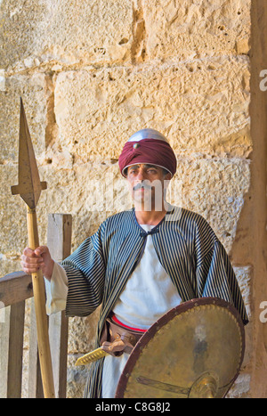 Guerrier arabe en habits d'époque - Al-Rabad Qalat, Jordanie Banque D'Images