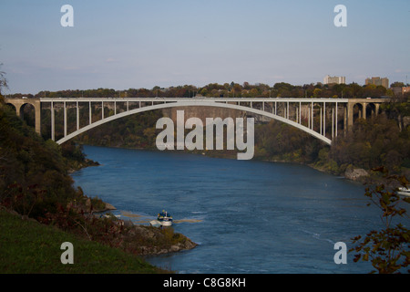 Pont en arc-en-ciel se connecter canada usa Banque D'Images
