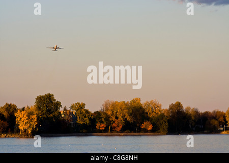 L'été indien à Montréal, le fleuve Saint-Laurent. Avion au décollage de l'Aéroport international Pierre Elliot Trudeau. Banque D'Images