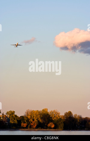 L'été indien à Montréal, le fleuve Saint-Laurent. Avion au décollage de l'Aéroport international Pierre Elliot Trudeau. Banque D'Images