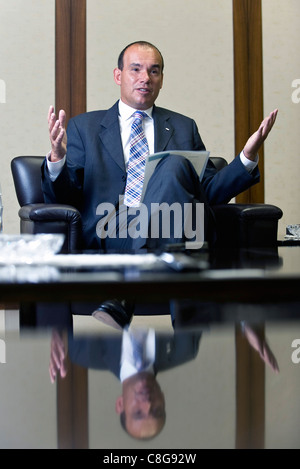 C Michael Woodford, ancien président, directeur général et chef de l'Olympus Corp., parle au cours d'une entrevue au siège de la société à Tokyo, Japon le 29 août 2011. Banque D'Images