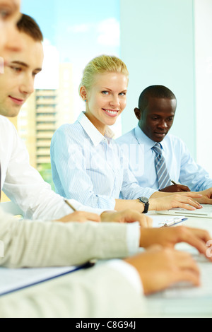 Businesspeople sitting in office positif Banque D'Images