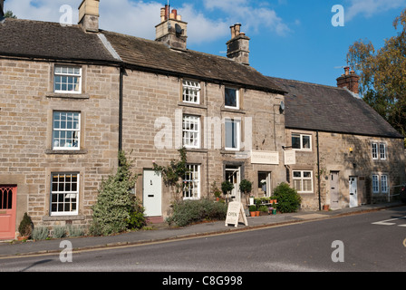 Boutiques en pierre typique de Peak District et des chalets dans le village de Derbyshire Buxton Banque D'Images
