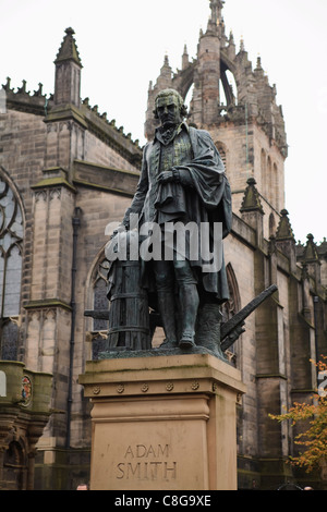 Statue d'Adam Smith, La Cathédrale Saint-Gilles, Edinburgh, Lothian, Ecosse, Royaume-Uni Banque D'Images