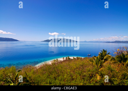 Une Eau cristalline et plage de sable blanc, dans l'arrière-plan Komab Nosy Be, Nosy Be, Madagascar, océan Indien Banque D'Images