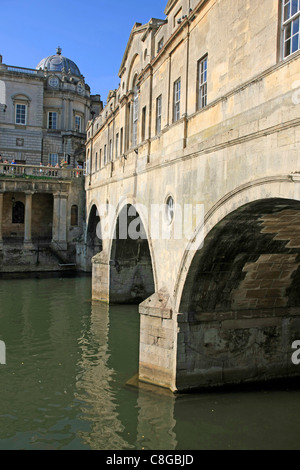 L'Pultney Bridge sur la rivière Avon à Bath Banque D'Images