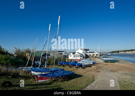 Voiliers et dériveurs stockés à Felixstowe Ferry Sailing Club sur les rives de la rivière Deben Banque D'Images