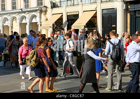 Les touristes à Bath étant guidé autour de la ville par leur guide et son presse-papiers Banque D'Images