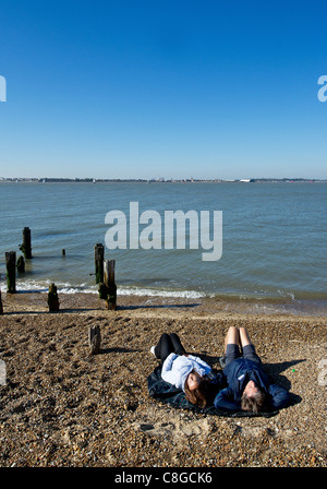 Deux personnes se trouvant sur la plage de Landguard Point Banque D'Images