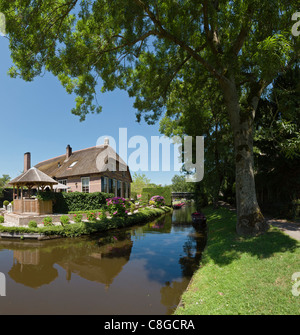 Aux Pays-Bas, l'Europe, la Hollande, l'Overijssel, Giethoorn, maisons, canal, ville, village, l'eau, les arbres, l'été, Banque D'Images