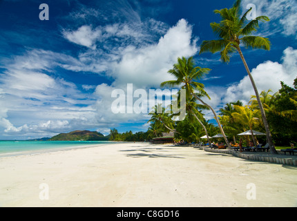 Beach bungalows à plage de l'Anse Volbert, Praslin, Seychelles, océan Indien Banque D'Images