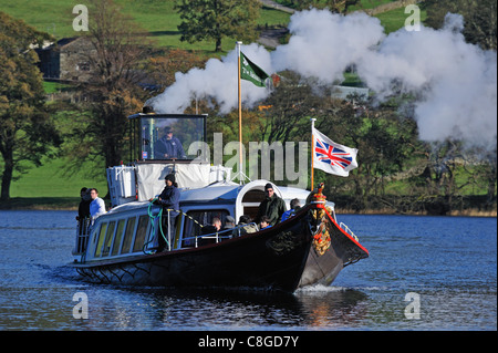 Yacht à vapeur de National Trust "Gondola" près de la jetée. Coniston, Parc National de Lake District, Cumbria, Angleterre, Royaume-Uni Banque D'Images