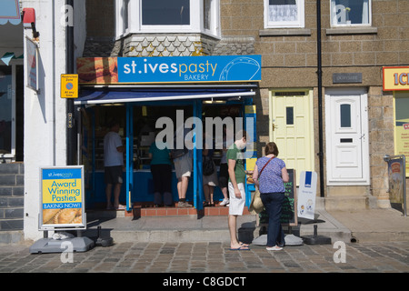 St Ives Cornwall England UK front de mer boutique vendant célèbre primé Cornish comme temps de dîner chaud snack Banque D'Images