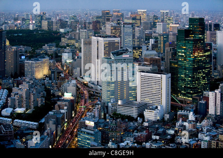 Vue aérienne de la région métropolitaine de Tokyo à la tombée du haut de la Tour Mori à Roppongi Hills, Tokyo, Japon Banque D'Images