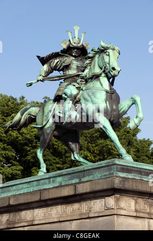 Statue de guerrier Kusunoki Masashige samouraïs à cheval dans le parc Hibiya au centre-ville de Tokyo, Japon Banque D'Images