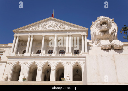 Une statue de lion garde le Palais de São Bento, construit en 1834, le siège du Parlement portugais, à Lisbonne, Portugal Banque D'Images