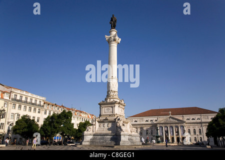 Le monument au roi Dom Pedro IV se tient juste en face du Théâtre National sur la Praça Dom Pedro IV à Rossio, Lisbonne, Portugal Banque D'Images