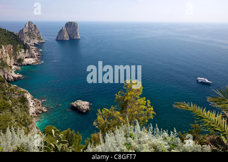 Avis de Faraglioni de jardins d'Auguste sur l'île de Capri, dans la baie de Naples, Campanie, Italie Banque D'Images