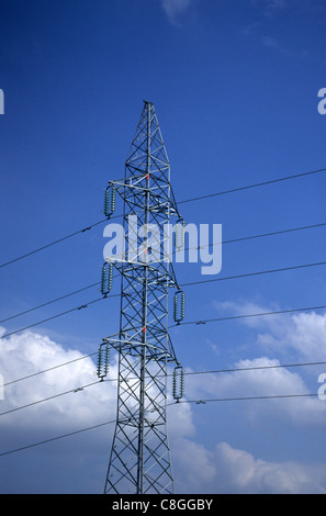 La Hongrie. L'électricité à haute tension ligne électrique pylône. Banque D'Images
