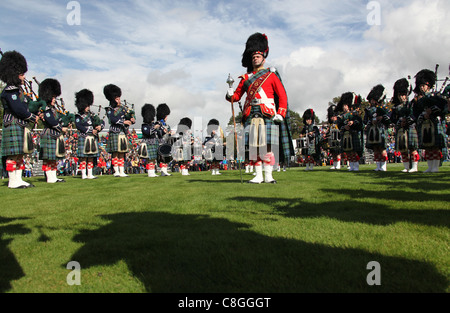 Village de Braemar, l'Écosse. La vue pittoresque de Ballater & District Pipe Band à la collecte de Braemar jeux. Banque D'Images