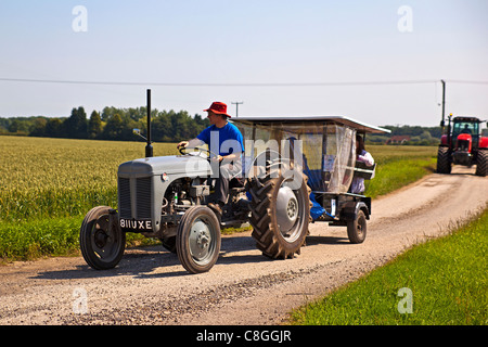 Tourner le tracteur dans le Lincolnshire Banque D'Images