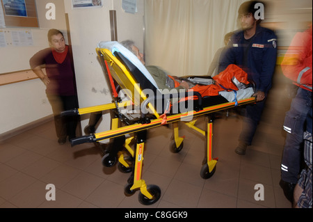 Motion blurred images dynamic photo de professionnel de la santé de déplacer le patient sur une civière dans un hôpital Banque D'Images