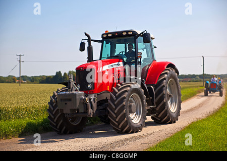 Tourner le tracteur par le Lincolnshire Wolds Banque D'Images