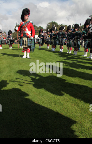 Village de Braemar, l'Écosse. La vue pittoresque de Ballater & District Pipe Band à la collecte de Braemar jeux. Banque D'Images