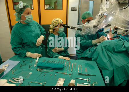 Médecins pratiquant la chirurgie dans la salle d'exploitation Banque D'Images