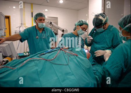 Médecins pratiquant la chirurgie dans la salle d'exploitation Banque D'Images