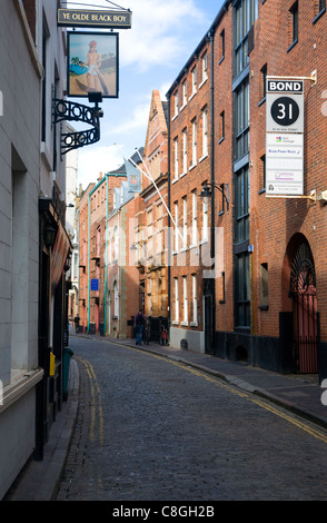 Grande rue étroite de la vieille ville, à Hull, dans le Yorkshire, Angleterre Banque D'Images