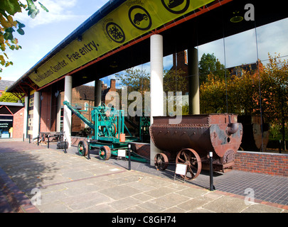 Vieilles machines industrielles dans le quartier des musées, Vieille Ville de Hull, dans le Yorkshire, Angleterre Banque D'Images