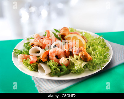 Une salade de fruits de mer de crevettes, moules & calimari Banque D'Images