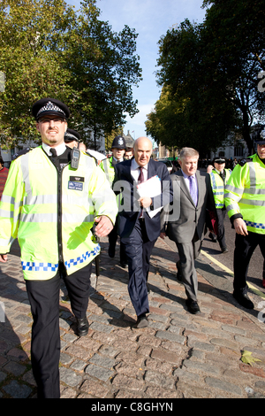 Vince Cable, le secrétaire d'entreprise, est confrontée par des manifestants opposés à la "l'évasion fiscale de l'entreprise' pendant qu'il marche de Whitehall à Victoria Street, dans le centre de Londres, Royaume-Uni, le lundi 24 octobre, 2011. Banque D'Images