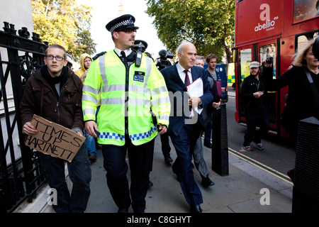 Vince Cable, le secrétaire d'entreprise, est confrontée par des manifestants opposés à la "l'évasion fiscale de l'entreprise' pendant qu'il marche de Whitehall à Victoria Street, dans le centre de Londres, Royaume-Uni, le lundi 24 octobre, 2011. Banque D'Images