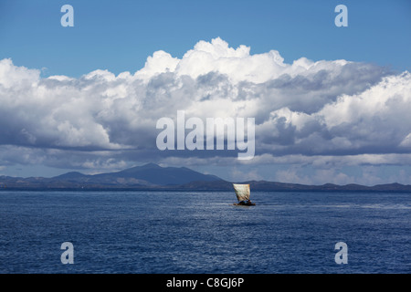 Une pirogue traditionnelle malgache ou outrigger canoë avec une voile au large de Nosy Be (Nossi-bé), Madagascar, océan Indien. Banque D'Images