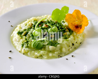 Risotto au Pesto de Capucine Banque D'Images