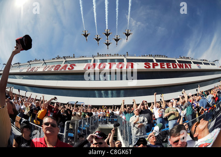 Les Thunderbirds de l'US Air Force Air Demo Squadron survolent le Las Vegas Motor Speedway le 1er mars lors de la course NASCAR Nextel Cup. Situés à la base aérienne de Nellis, au Nevada, les Thunderbirds commenceront leur horaire pour 2009 le 21 mars
