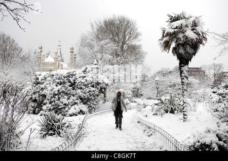 La scène pittoresque du Royal Pavilion de Brighton par après une lourde chute de neige la nuit UK Banque D'Images