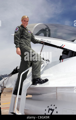 Megan funk, un deuxième grade professeur à l'école élémentaire majestueux à Ogden, Utah, se prépare à prendre son héros dans un vol thunderbird F-16 Fighting Falcon 4 juin à Hill Air Force Base, dans l'Utah Banque D'Images